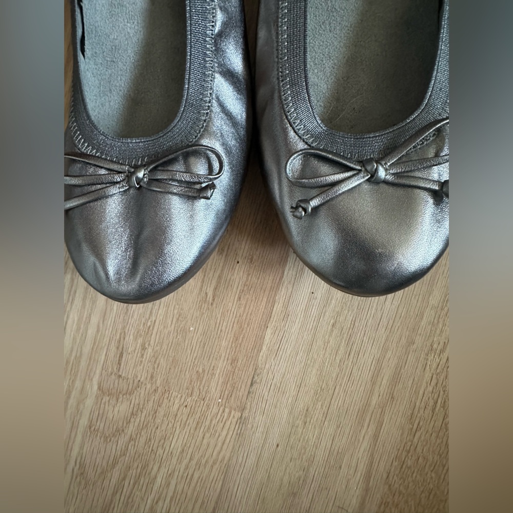 VIONIC Matira Womens Silver Pewter Leather Bow Ballet Flats Size 8.5 Never Worn - Picture 2 of 6